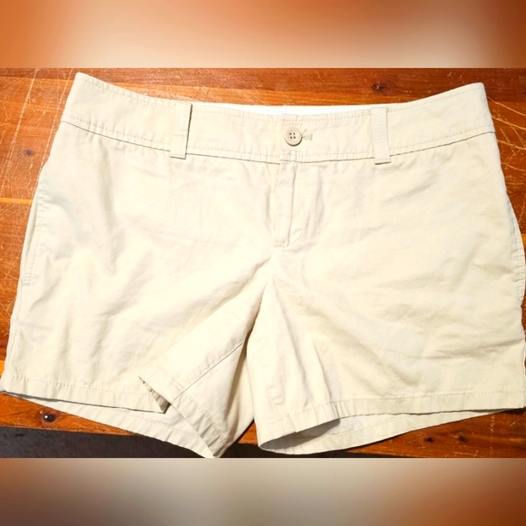 Lilly Pulitzer khaki shorts Palm Beach Fit  size 8 - Picture 1 of 2
